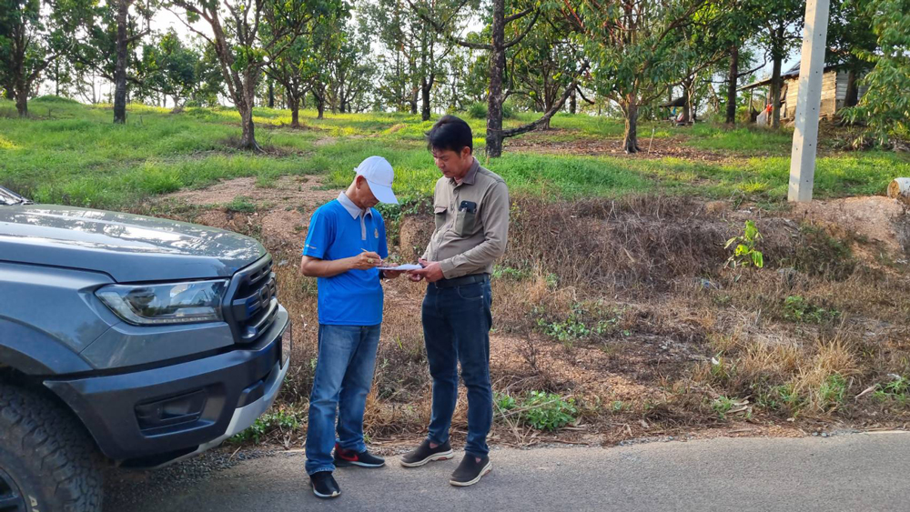 กำลังอธิบายเรื่องระบบสูบน้ำโซล่าเซลล์