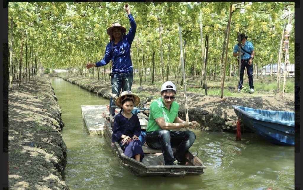 นั่งเรือลำเดียวกับเกษตรกร