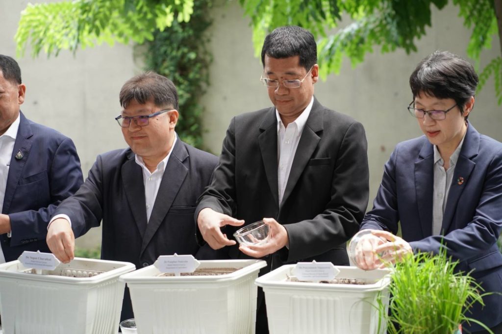 ปลัดเกษตรฯ ทูตออสเตรเลียปลื้ม ร่วมงานปลูกข้าวจากพระราชพิธีพืชมงคลฯ ปี 2566 พร้อมหารือกระชับความสัมพันธ์ไทย – ออสเตรเลียแน่นแฟ้นยิ่งขึ้น