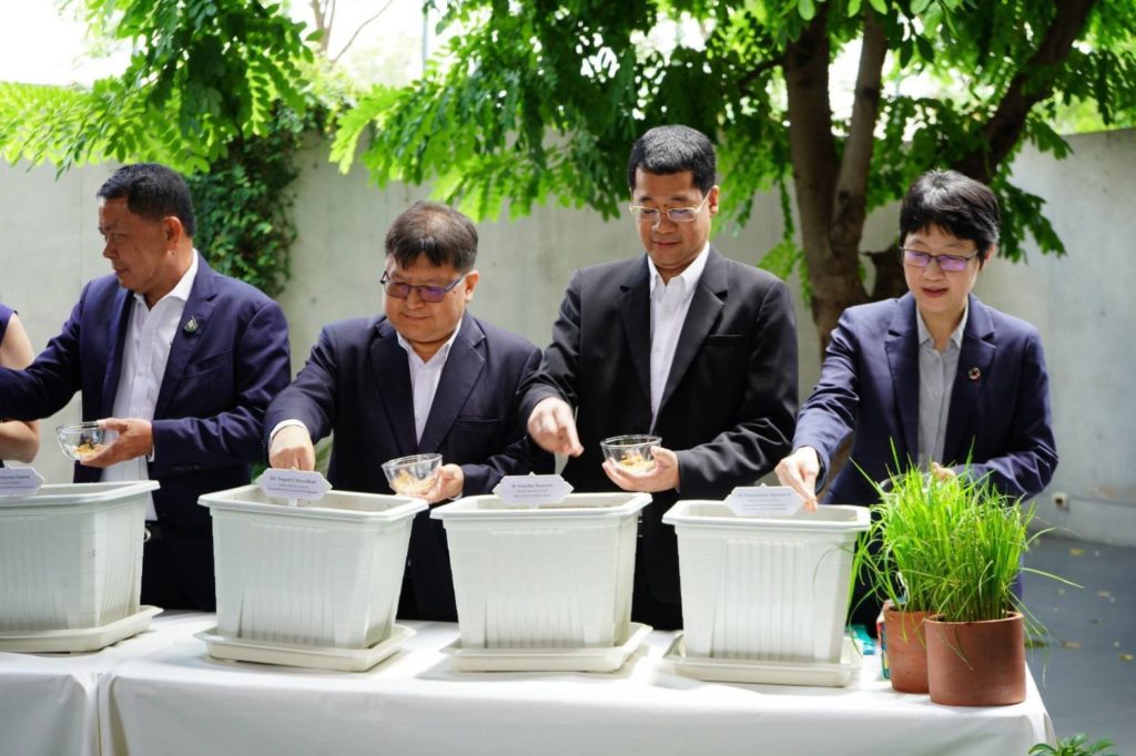 ปลัดเกษตรฯ ทูตออสเตรเลียปลื้ม ร่วมงานปลูกข้าวจากพระราชพิธีพืชมงคลฯ ปี 2566 พร้อมหารือกระชับความสัมพันธ์ไทย – ออสเตรเลียแน่นแฟ้นยิ่งขึ้น