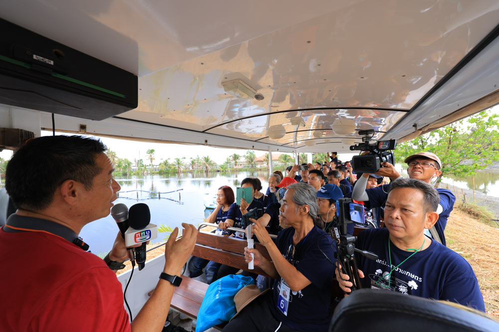 คุณอมร เหลืองนฤมิตชัย บรรยายระหว่างนั่งรถเยี่ยมชมฟาร์มเลี้ยงปลานิลครบวงจร