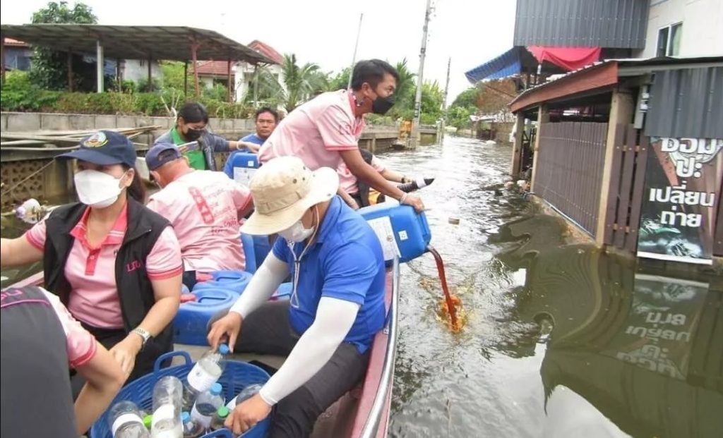 กรมพัฒนาที่ดิน เร่งผลิต พด.6 บำบัดน้ำเสีย ขจัดกลิ่นเหม็น พร้อมแนะฟื้นฟูดินหลังน้ำลด