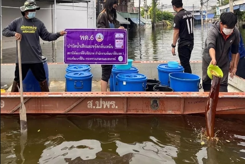 กรมพัฒนาที่ดิน เร่งผลิต พด.6 บำบัดน้ำเสีย ขจัดกลิ่นเหม็น พร้อมแนะฟื้นฟูดินหลังน้ำลด