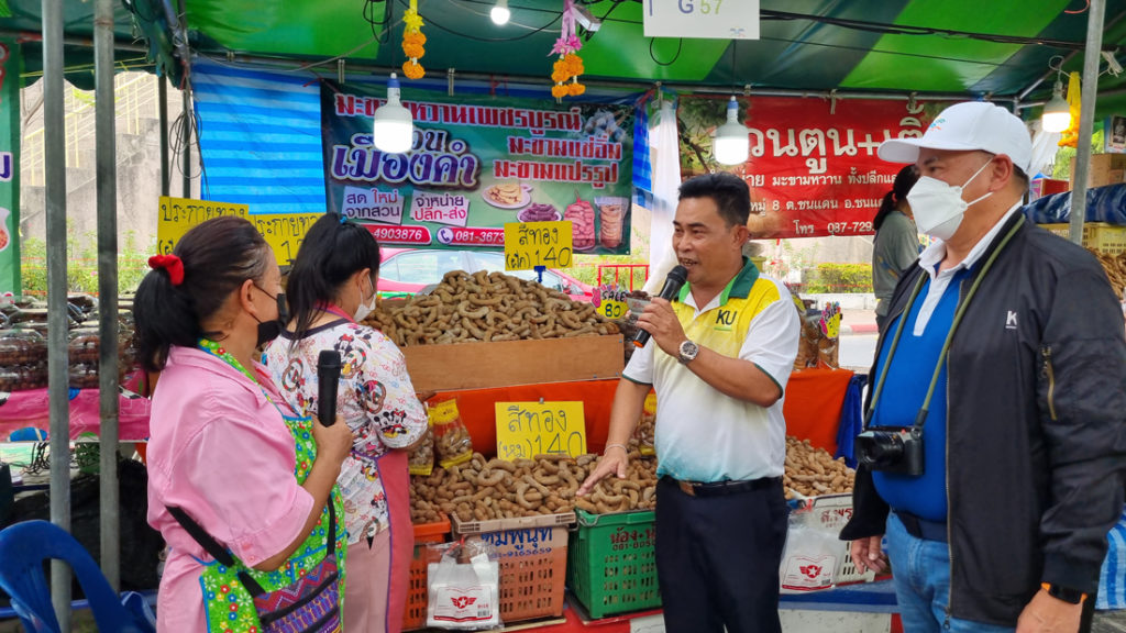 ขณะสัมภาษณ์เกษตรกรผู้นำผลผลิตมะขามหวานมาขาย