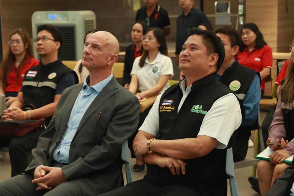 เมล็ดพันธุ์ตราศรแดงรับมอบใบรับรองความสามารถห้องปฏิบัติการตรวจศัตรูพืชจากกรมวิชาการเกษตร