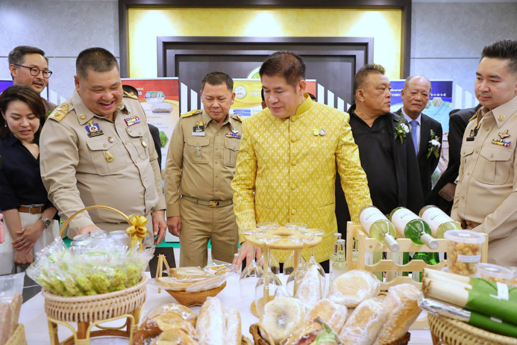 รมว.ธรรมนัส เผยข่าวดี กรมการข้าว เตรียมคลอดข้าว 10 สายพันธุ์ใหม่ ชูคุณภาพดี ตรงตามความต้องการของชาวนาและผู้บริโภค