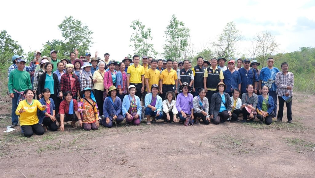 ประชาชนในพื้นที่ ซึ่งส่วนใหญ่ประกอบอาชีพการเกษตร ถ่ายภาพร่วมกันที่บริเวณหัวงานที่จะก่อสร้าง (20 พ.ค.67)