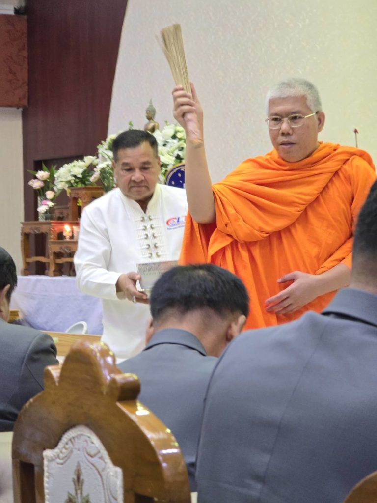 เฉลิมฉลอง 56 ปีสันนิบาตสหกรณ์ฯ มอบของที่ระลึกขอบคุณอดีตประธาน สสท และประกาศเกียรติคุณ สสจ.ดีเด่น 4 ภาค 5 จังหวัด