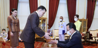 พระบาทสมเด็จพระเจ้าอยู่หัว และสมเด็จพระนางเจ้า ฯ พระบรมราชินี พระราชทานพระบรมราชวโรกาสให้ คณะผู้บริหารสยามคูโบต้าเข้าเฝ้าฯน้อมเกล้า ฯ ถวายเครื่องจักรกลการเกษตร