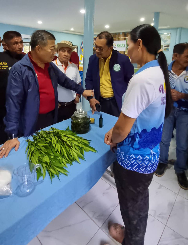 ชมการสาธิตผลิตภัณฑ์ของกลุ่มวิสาหกิจชุมชนสัมมาชีพ บ้านเขาใหญ่