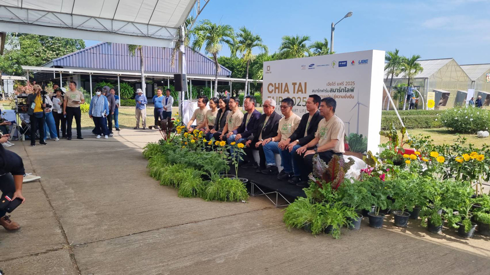 คณะผู้บริหารการจัดงานถ่ายภาพร่วมกันในวันแถลงข่าว "เจียไต๋แฟร์ 2025" และจัดให้เป็นรอบสื่อมวลชน รวมทั้งคู่ค้าต่างประเทศ