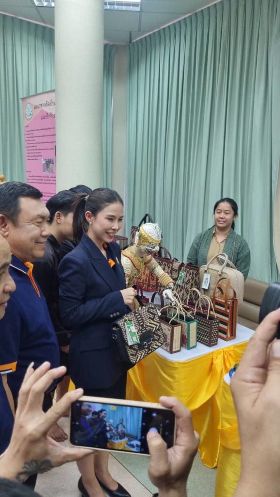 “5 ทศวรรษส.ป.ก” สุดยิ่งใหญ่ ขนทัพสินค้าเกษตรกรเขตปฏิรูปกว่า 100 ร้านค้าให้คนเมือง ชม ชิม ช้อปจุใจ