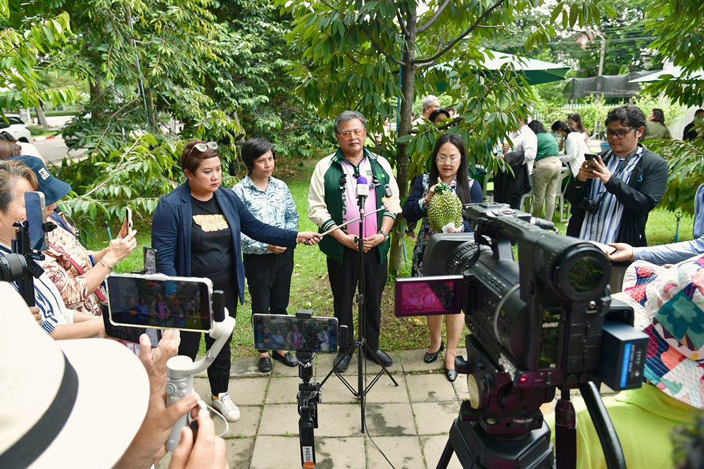 กำลังให้สัมภาษณ์สื่อมวลชน
