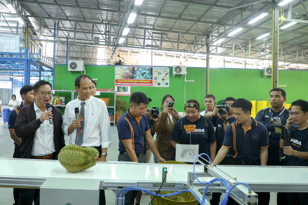 อวดโฉมครั้งแรก!! “เครื่องสแกนทุเรียน” นำร่องใช้งานจริงที่ล้งถุงถังทอง NTF จันทบุรี