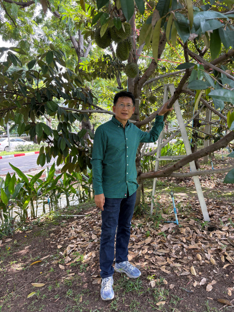 คุณกิตติ สิงหาปัด พิธีกร ช่อง 3 ในฐานะศิษย์เก่าเกษตรศาสตรบัณฑิต สาขาวิชาสัตวบาล มาร่วมในกิจกรรมตรั้งนี้ด้วย