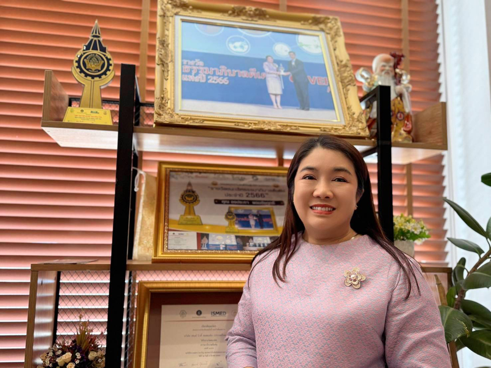 นางอรประภา พรมรังฤทธิ์ กรรมการผู้จัดการ บริษัท เซนต์ บิวตี้ คอสเมติก (ประเทศไทย) จำกัด และผู้อำนวยการศูนย์การเรียนรู้สวนสมุนไพรชีววิถีท่าม่วง เ