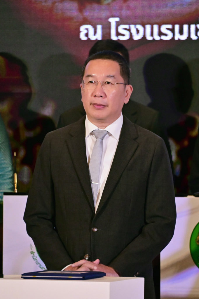 นายพีรพันธ์ คอทอง