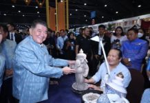 เปิดยิ่งใหญ่ !! ศิลปาชีพประทีปไทย OTOP หลอมดวงใจ ด้วยพระบารมี ปี 2568 สง่างาม ตระการตา “8 ชุดไทยพระราชนิยม” พร้อมการประชันระนาดสุดเร้าใจ