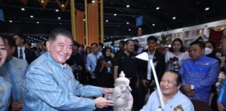 เปิดยิ่งใหญ่ !! ศิลปาชีพประทีปไทย OTOP หลอมดวงใจ ด้วยพระบารมี ปี 2568 สง่างาม ตระการตา “8 ชุดไทยพระราชนิยม” พร้อมการประชันระนาดสุดเร้าใจ