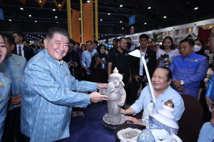 เปิดยิ่งใหญ่ !! ศิลปาชีพประทีปไทย OTOP หลอมดวงใจ ด้วยพระบารมี ปี 2568 สง่างาม ตระการตา “8 ชุดไทยพระราชนิยม” พร้อมการประชันระนาดสุดเร้าใจ