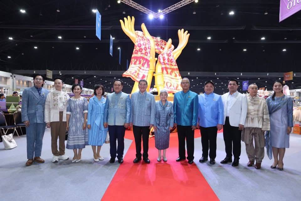 เปิดยิ่งใหญ่ !! ศิลปาชีพประทีปไทย OTOP หลอมดวงใจ ด้วยพระบารมี ปี 2568 สง่างาม ตระการตา “8 ชุดไทยพระราชนิยม” พร้อมการประชันระนาดสุดเร้าใจ