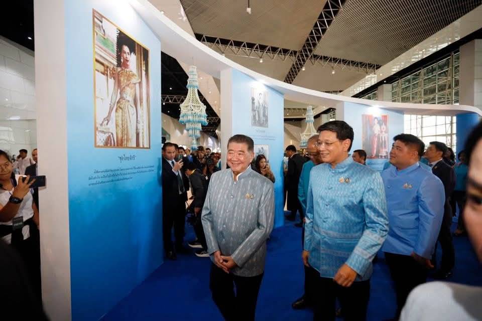 เปิดยิ่งใหญ่ !! ศิลปาชีพประทีปไทย OTOP หลอมดวงใจ ด้วยพระบารมี ปี 2568 สง่างาม ตระการตา “8 ชุดไทยพระราชนิยม” พร้อมการประชันระนาดสุดเร้าใจ