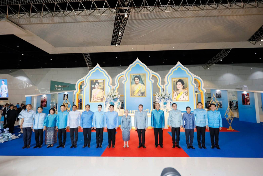 เปิดยิ่งใหญ่ !! ศิลปาชีพประทีปไทย OTOP หลอมดวงใจ ด้วยพระบารมี ปี 2568 สง่างาม ตระการตา “8 ชุดไทยพระราชนิยม” พร้อมการประชันระนาดสุดเร้าใจ