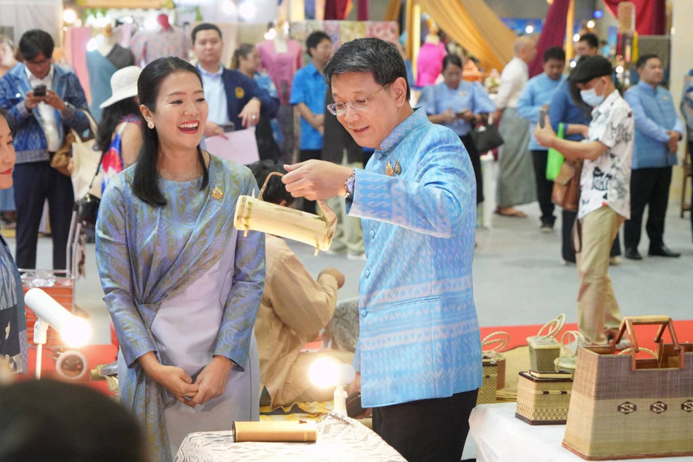 เปิดยิ่งใหญ่ !! ศิลปาชีพประทีปไทย OTOP หลอมดวงใจ ด้วยพระบารมี ปี 2568 สง่างาม ตระการตา “8 ชุดไทยพระราชนิยม” พร้อมการประชันระนาดสุดเร้าใจ