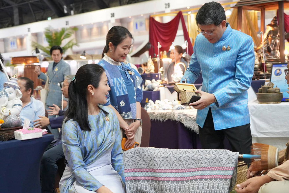 เปิดยิ่งใหญ่ !! ศิลปาชีพประทีปไทย OTOP หลอมดวงใจ ด้วยพระบารมี ปี 2568 สง่างาม ตระการตา “8 ชุดไทยพระราชนิยม” พร้อมการประชันระนาดสุดเร้าใจ