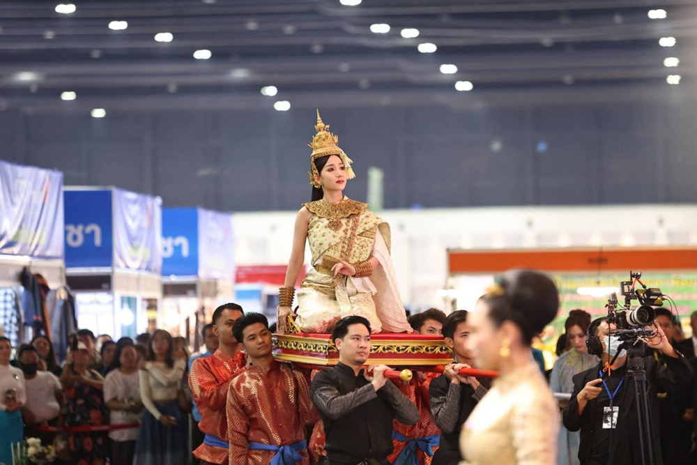 เปิดยิ่งใหญ่ !! ศิลปาชีพประทีปไทย OTOP หลอมดวงใจ ด้วยพระบารมี ปี 2568 สง่างาม ตระการตา “8 ชุดไทยพระราชนิยม” พร้อมการประชันระนาดสุดเร้าใจ
