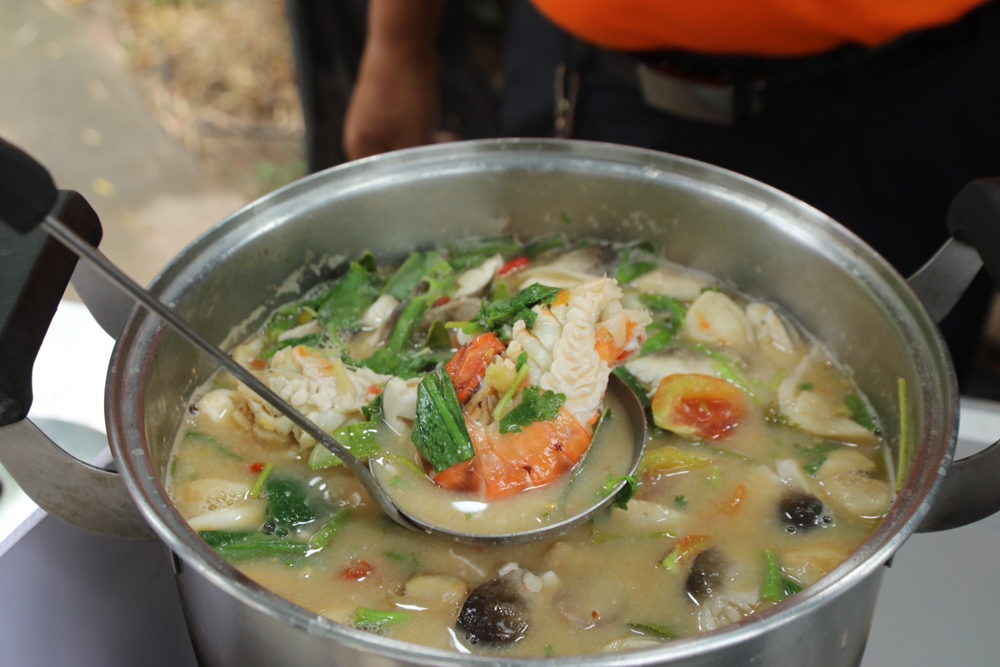 ต้มยำกุ้งก้ามกราม หม้อนี้ส่งเข้าประกวด โดยประกอบฟาร์ม