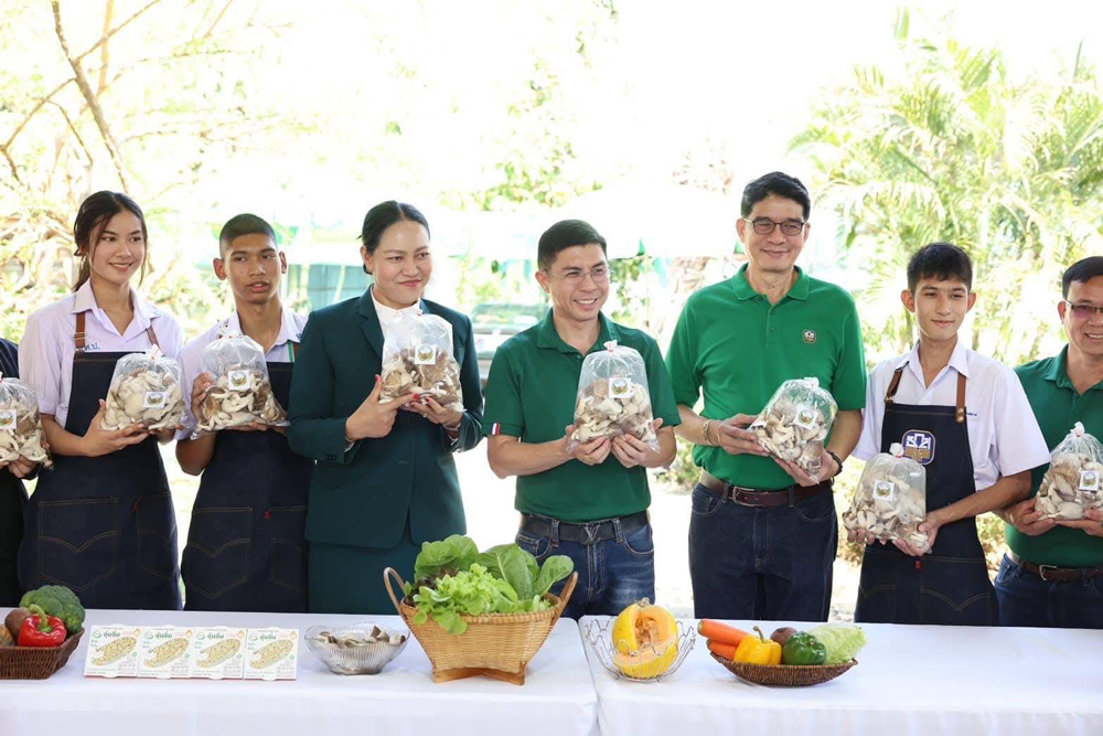 ธ.ก.ส. เปิดตัวโครงการโรงเรียนเกษตรธนากร มุ่งสร้างเกษตรการค้า
เพิ่มเยาวชนเข้าภาคการเกษตร ทดแทนเกษตรสูงอายุ นำ
ร่อง 18 โรงเรียนทั่วประเทศ