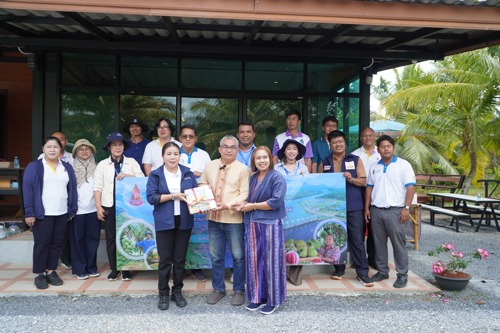 สำนักงาน กปร. พาสื่อมวลชนลงพื้นที่จังหวัดนครศรีธรรมราชและพัทลุงติดตามความสำเร็จ “อ่างเก็บน้ำห้วยน้ำใส” โครงการพระราชดำริ ที่ช่วยแก้น้ำแล้ง-น้ำหลาก หนุนเกษตรผสมผสานและต่อยอดสู่การท่องเที่ยวเชิงเกษตร
