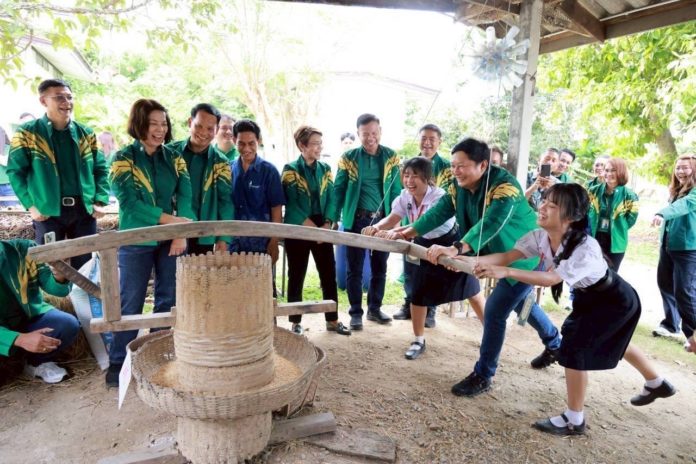 ธ.ก.ส. เยี่ยมชมโรงเรียนเกษตรธนากร นำร่อง รร.ทุ่งเหียงพิทยาคม จ.ชลบุรี มุ่งสร้างเกษตรการค้า เพิ่มเยาวชนเข้าภาคการเกษตร
