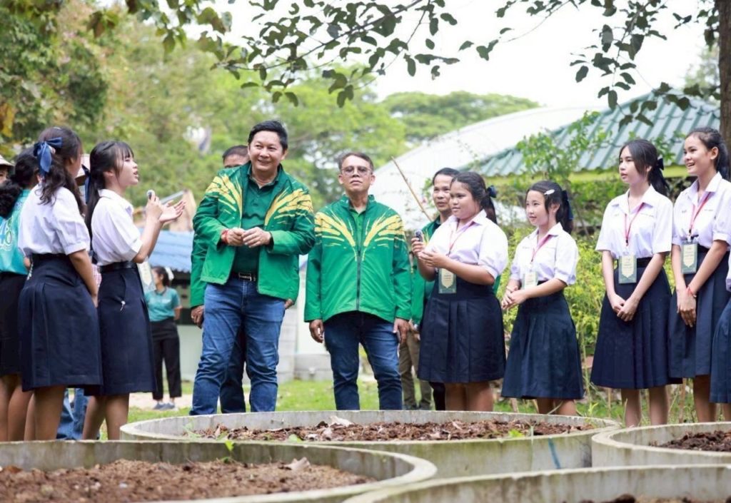 ธ.ก.ส. เยี่ยมชมโรงเรียนเกษตรธนากร นำร่อง รร.ทุ่งเหียงพิทยาคม จ.ชลบุรี มุ่งสร้างเกษตรการค้า เพิ่มเยาวชนเข้าภาคการเกษตร