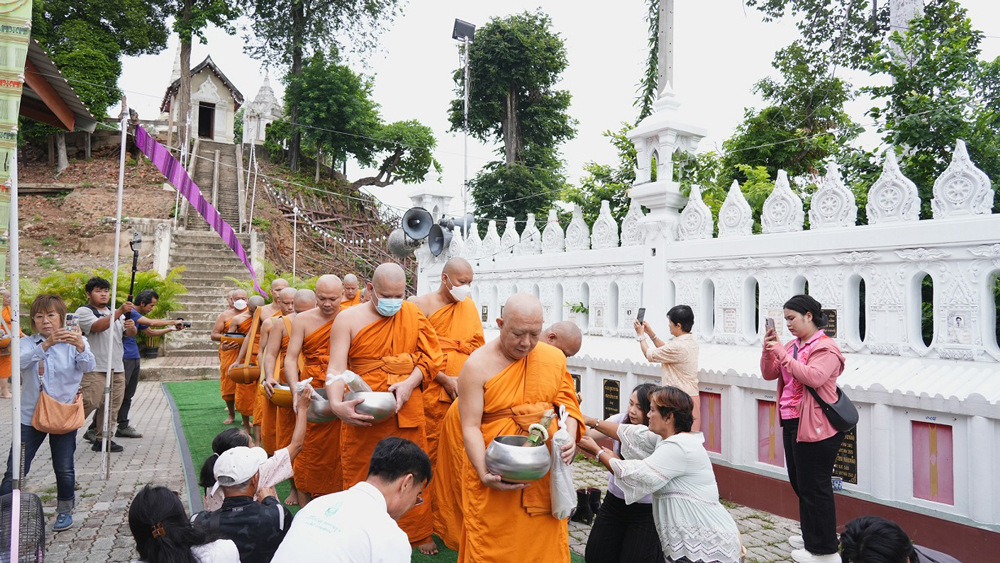ชูประเพณีตักบาตรข้าวหลาม การอนุรักษ์ทุนวัฒนธรรมท้องถิ่นสู่การหวนคืนคุณค่า “ทวารวดีนครปฐม”