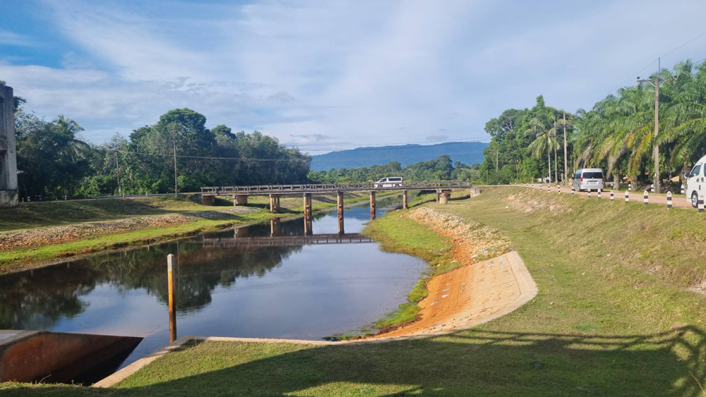 กรมชลประทาน นำสื่อฯลงพื้นที่แก้ไขปัญหาภัยแล้งและอุทกภัยแม่น้ำสายบุรี 3 จังหวัดชายแดนใต้