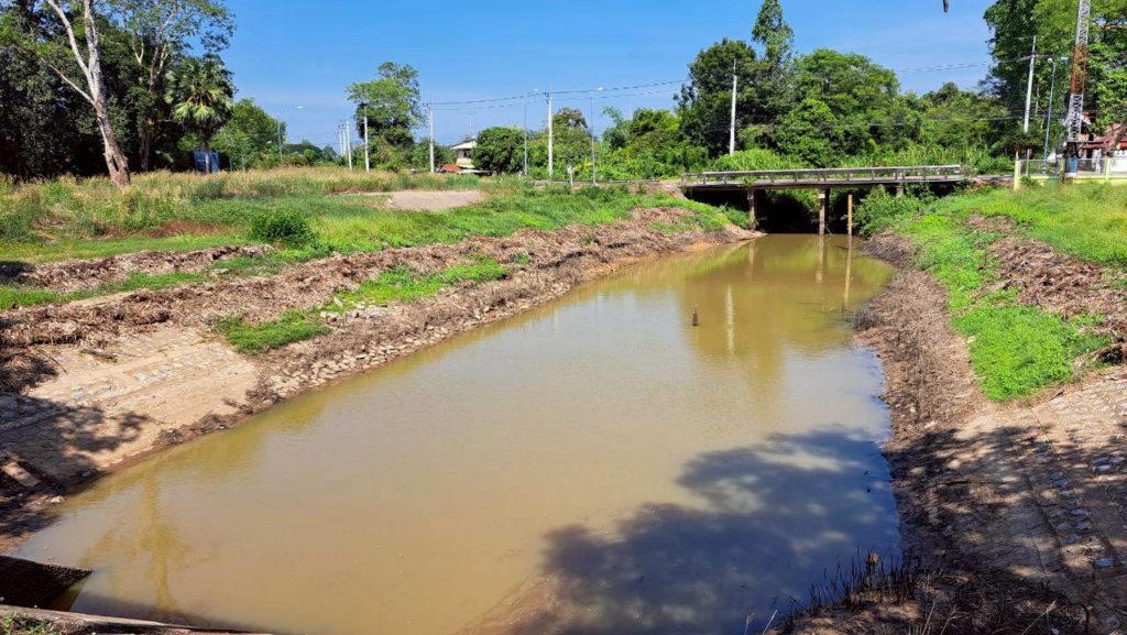 “กรมชลประทาน” นำสื่อลงพื้นที่ติดตามโครงการปรับปรุงคลองธรรมชาติ ทางระบายน้ำ ประตูระบายน้ำ และสถานีสูบน้ำในพื้นที่บางพลวง จ.ปราจีนบุรี เพื่อแก้ไขปัญหาน้ำท่วมอย่างยั่งยืน