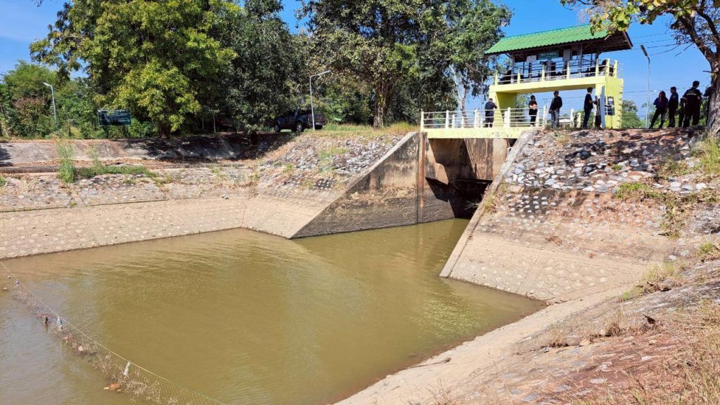 กรมชลประทาน” นำสื่อลงพื้นที่ติดตามโครงการปรับปรุงคลองธรรมชาติ ทางระบายน้ำ ประตูระบายน้ำ และสถานีสูบน้ำในพื้นที่บางพลวง จ.ปราจีนบุรี เพื่อแก้ไขปัญหาน้ำท่วมอย่างยั่งยืน