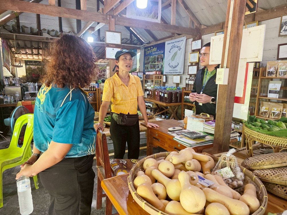 สศก. ชูโมเดล “ไร่เตียวิเศษ” เกาะพะงัน ธุรกิจเกษตรอินทรีย์แบบ Demand-led ใช้ Zero Waste ยกระดับผลิตภาพ ลดต้นทุน 36% สร้างรายได้ 1.28 ล้านบาท/ปี เสริมเสถียรภาพการเงินด้วยรายได้หลายทาง