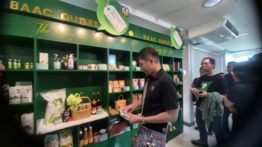 ผู้จัดการ ธ.ก.ส. เยี่ยมสวนละมุดแปลงใหญ่สุโขทัย พร้อมขับเคลื่อน BAAC Outlet สินค้าคุณภาพจากเกษตรกร ที่ ธ.ก.ส. ทุกสาขา