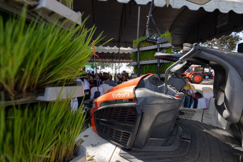 สยามคูโบต้า จับมือ กรมการข้าว ดัน “พิจิตรแซนบ็อกซ์” ต้นแบบนาดำคาร์บอนต่ำ