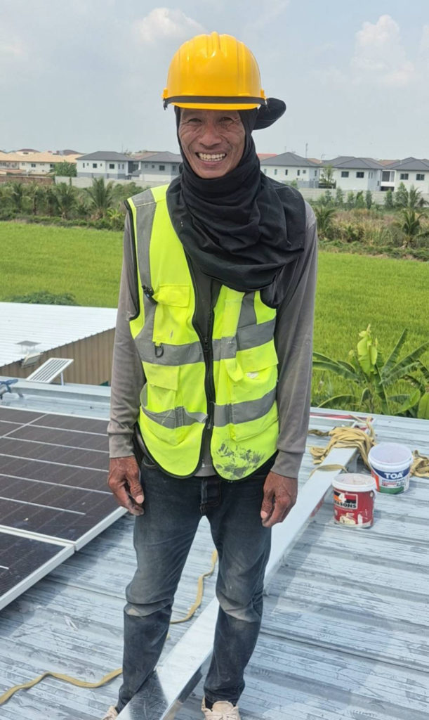 "คุยกับช่างติดตั้ง เขาบอกผมว่า 'บนนี้ร้อนจริง แต่เกษตรกรในทุ่งนายิ่งร้อนกว่า' ฟังแล้วเห็นภาพเลยครับ ถึงเวลาแล้วที่เราจะอัญเชิญแสงอาทิตย์มาช่วยงานในไร่นา ลดต้นทุนค่าน้ำมันปั๊มน้ำ ให้แดดทำงานแทนเราบ้าง"