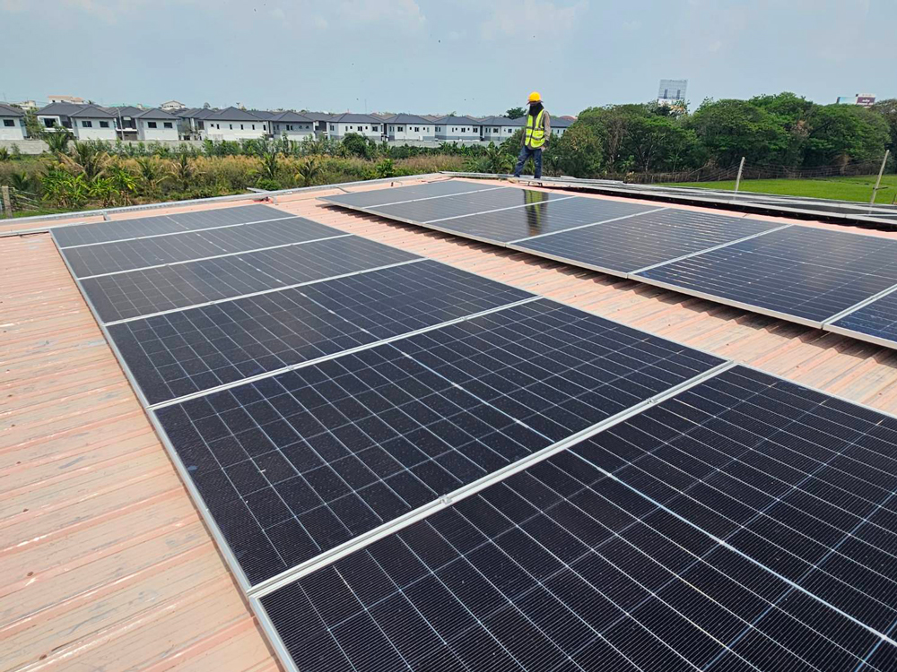 "แดดเมืองไทยคือขุมทรัพย์ครับ! ยิ่งแดดแรง ยิ่งผลิตไฟได้ดี บนหลังคานี้กำลังติดตั้งระบบ 100kw ช่วยเซฟเงินในกระเป๋าไปได้เดือนละ 5-6 หมื่นบาท ใครว่าแดดร้อนไม่มีประโยชน์ วันนี้เราเปลี่ยนแดดเป็นเงินได้แล้วครับ"