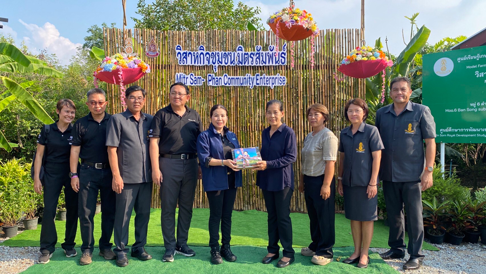กปร. นำทัพสื่อมวลชนสัญจร ถอดบทเรียนความสำเร็จ “ศูนย์ฯ เขาหินซ้อน” โชว์ผลงานพลิกฟื้นดินเสื่อมโทรม สู่ชุมชนเกษตรเข้มแข็ง - ผลิตภัณฑ์มาตรฐาน อย. สนองพระราชปณิธาน สืบสาน รักษา ต่อยอด