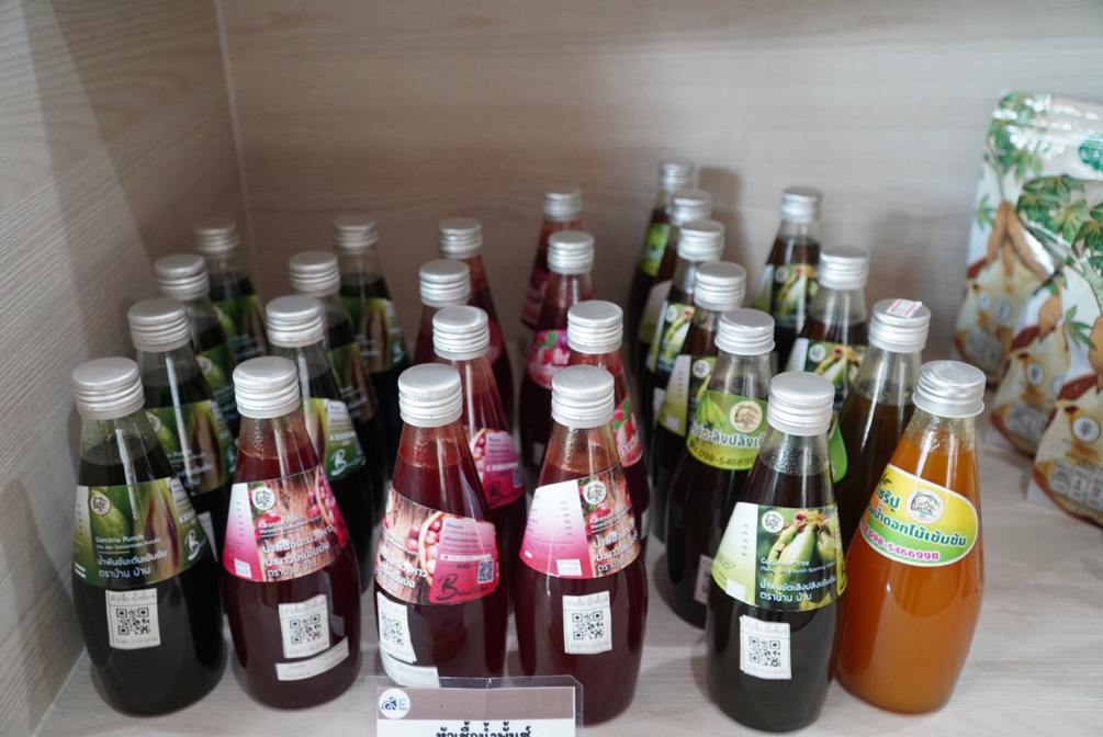 กปร. นำทัพสื่อมวลชนสัญจร ถอดบทเรียนความสำเร็จ “ศูนย์ฯ เขาหินซ้อน” โชว์ผลงานพลิกฟื้นดินเสื่อมโทรม สู่ชุมชนเกษตรเข้มแข็ง - ผลิตภัณฑ์มาตรฐาน อย. สนองพระราชปณิธาน สืบสาน รักษา ต่อยอด