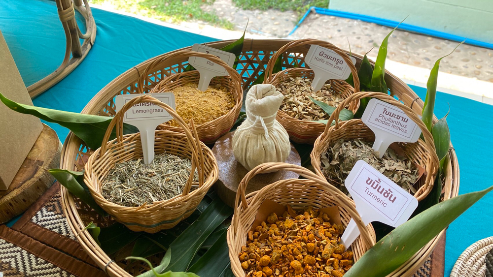 กปร. นำทัพสื่อมวลชนสัญจร ถอดบทเรียนความสำเร็จ “ศูนย์ฯ เขาหินซ้อน” โชว์ผลงานพลิกฟื้นดินเสื่อมโทรม สู่ชุมชนเกษตรเข้มแข็ง - ผลิตภัณฑ์มาตรฐาน อย. สนองพระราชปณิธาน สืบสาน รักษา ต่อยอด