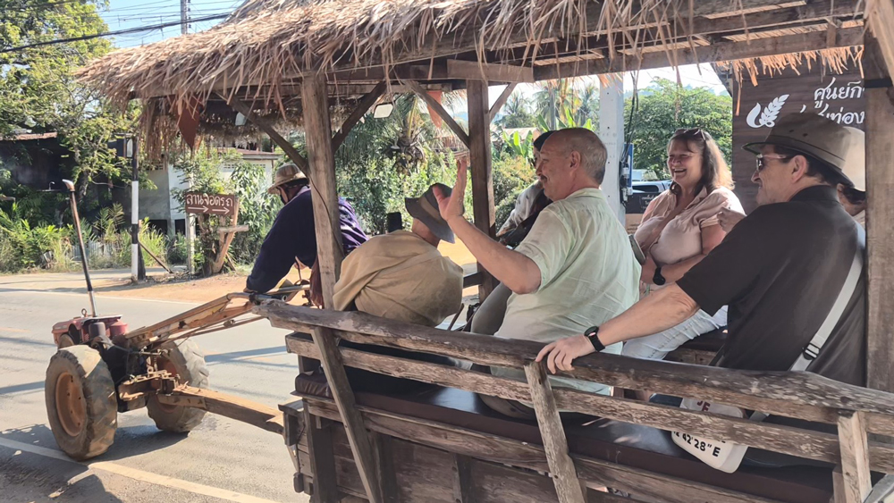 ธ.ก.ส. พาเที่ยวชุมชนบ้านนาต้นจั่น ที่นี่มีอะไรดี? นักท่องเที่ยวทั่วโลกจึงหลั่งไหลมา