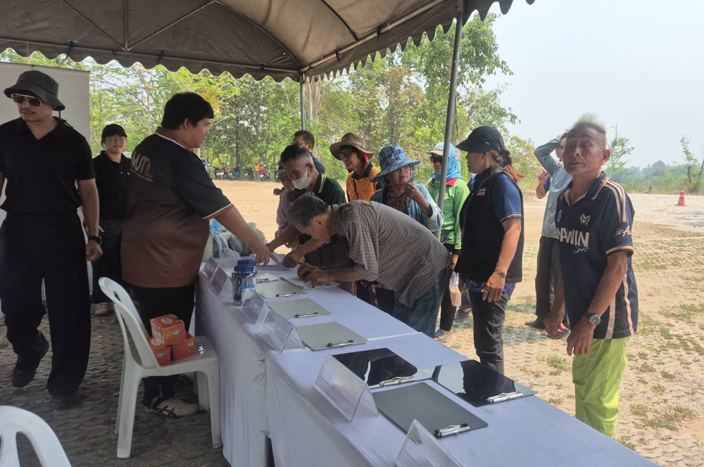 เกษตรกรมาลงทะเบียนรับฟังรายละเอียดการปรับปรุงโครงการอ่างเก็บน้ำห้วยโป่งจ้อ