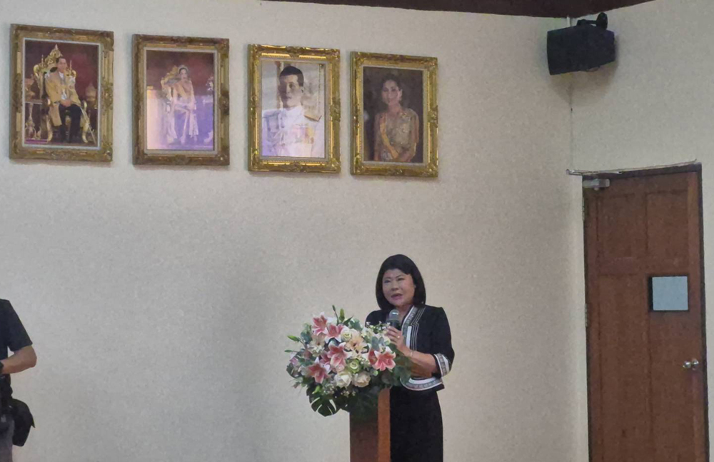 คุณฉัตรประอร นิยม ผู้ว่าราชการจังหวัดฉะเชิงเทรา ขณะบรรยายให้พวกเราฟังที่เขาหินซ้อน